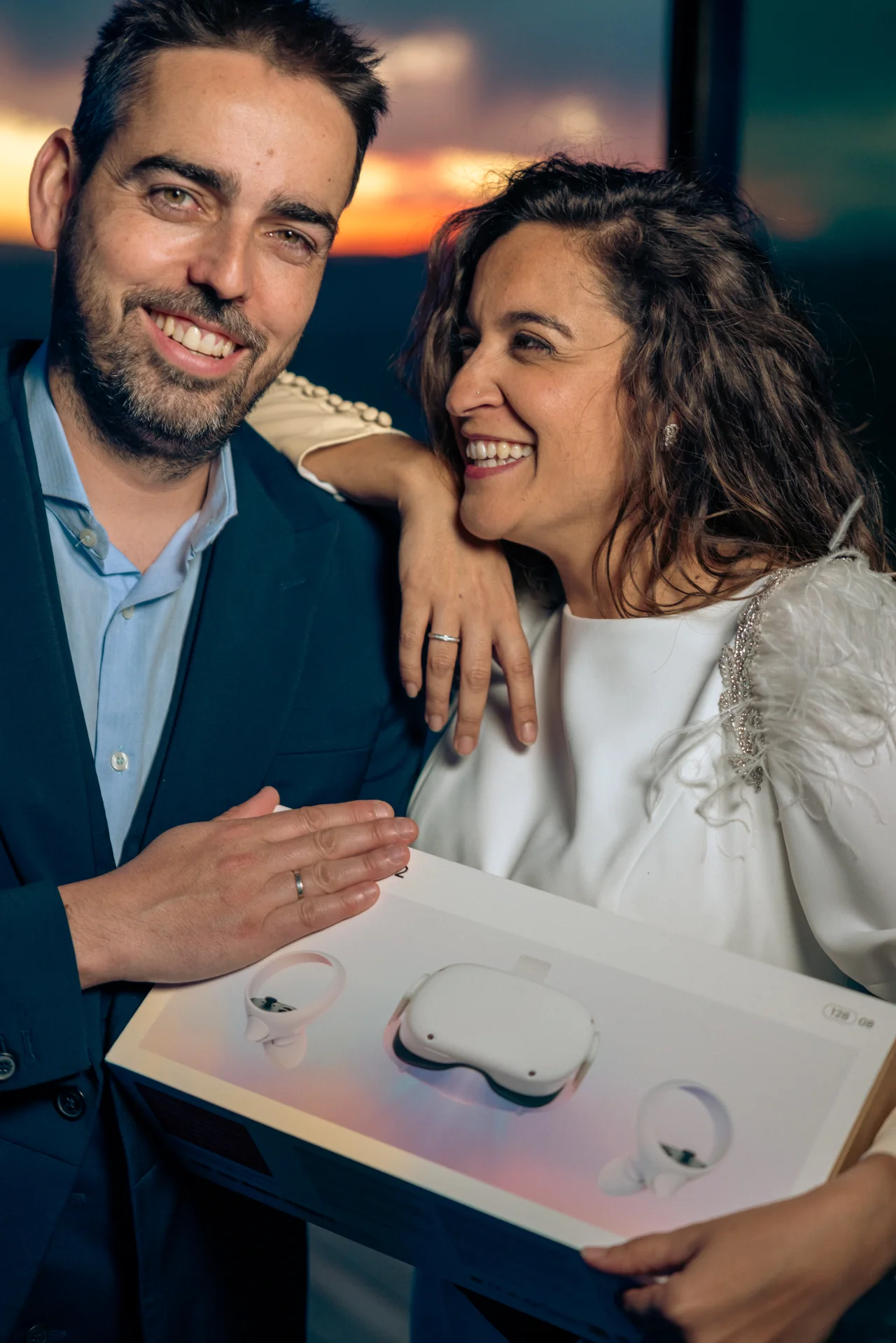 Pareja sosteniendo la caja de un visor inmersivo