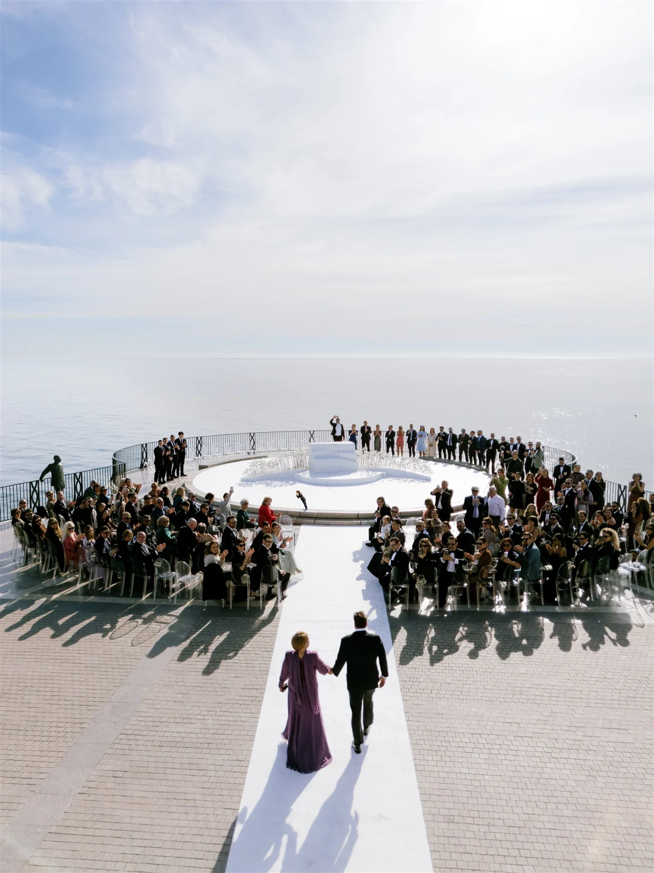 Entrada a la ceremonia de Sera y Ote, con los invitados y el mar al fondo, en Nerja